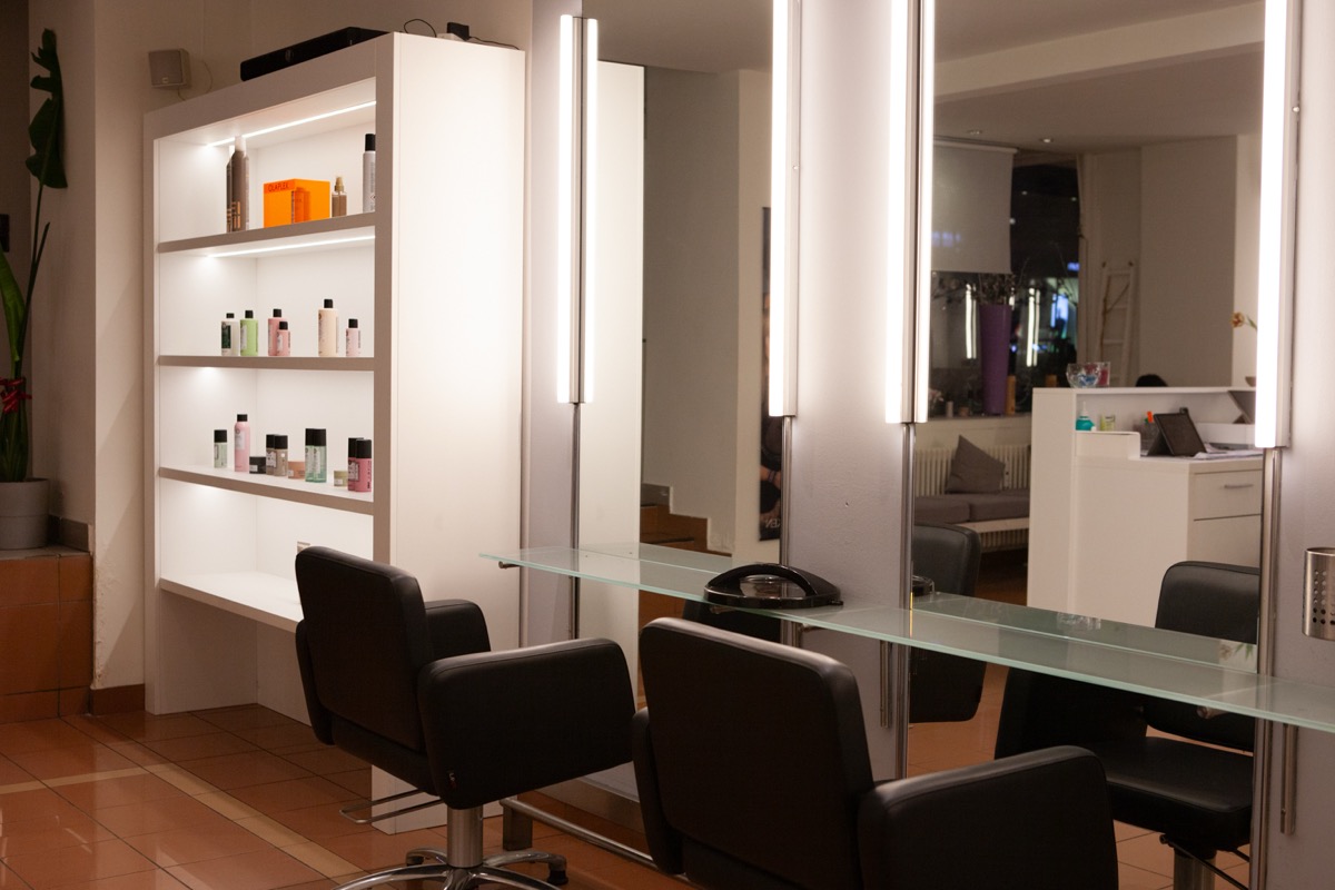 Stylistin bei AG Haarwelt schneidet die Haare einer Kundin