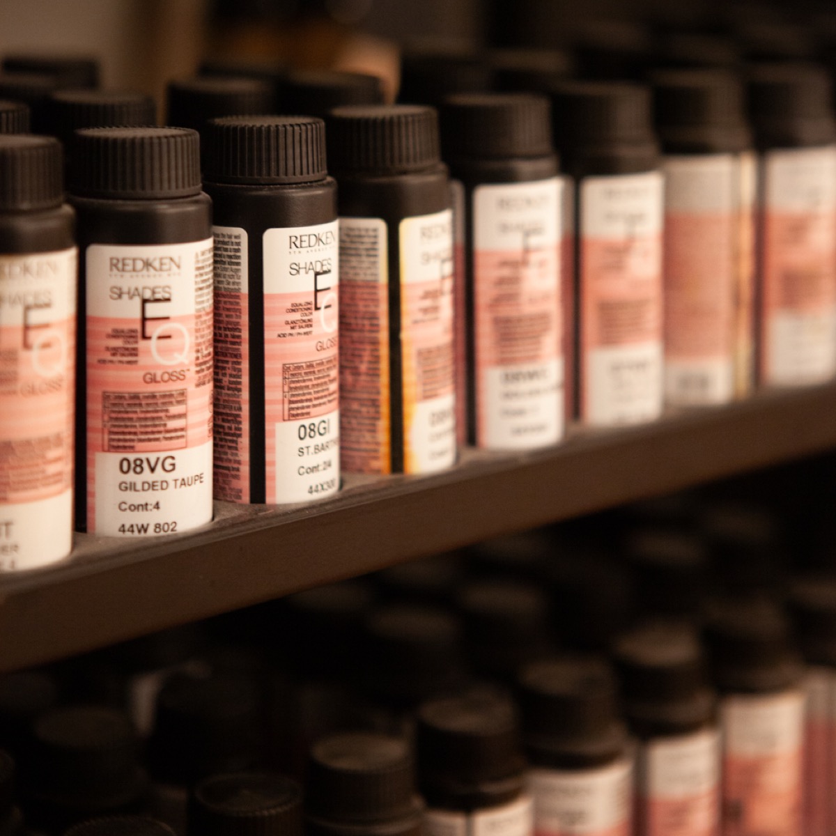 Zufriedene Kundin nach dem Styling bei AG Haarwelt