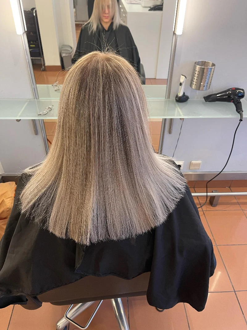 Aschblonde Balayage an langem Haar bei AG Haarwelt