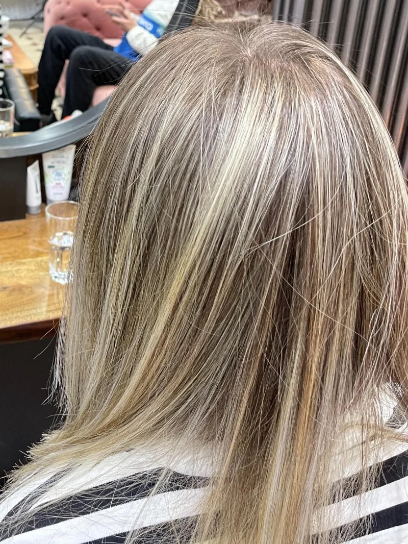 Aschblonde Strähnen an glattem Haar bei AG Haarwelt