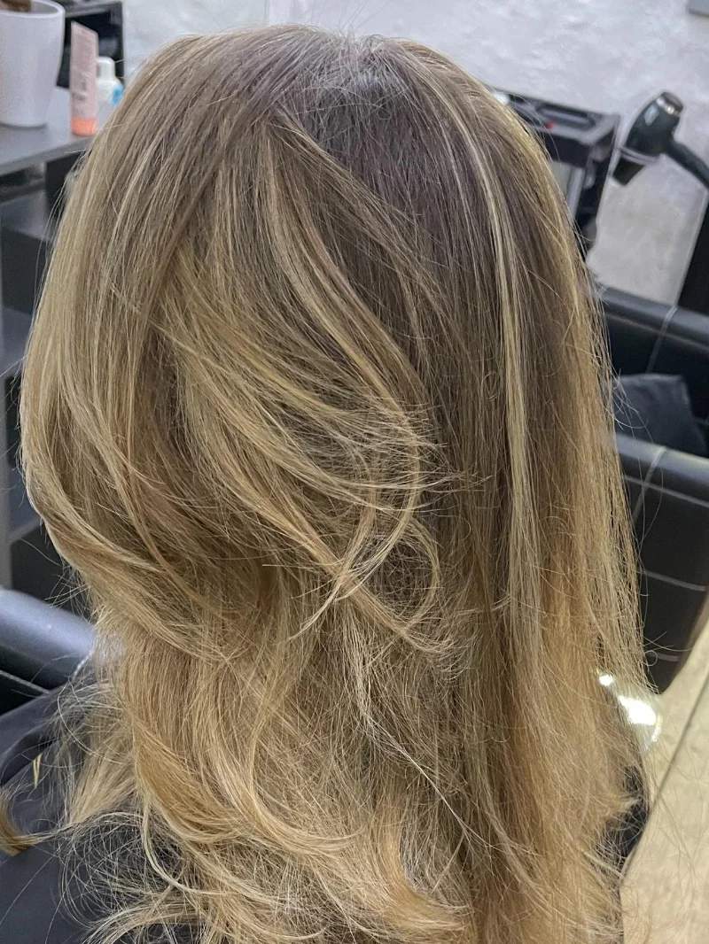Blonde Balayage mit Stufenschnitt bei AG Haarwelt