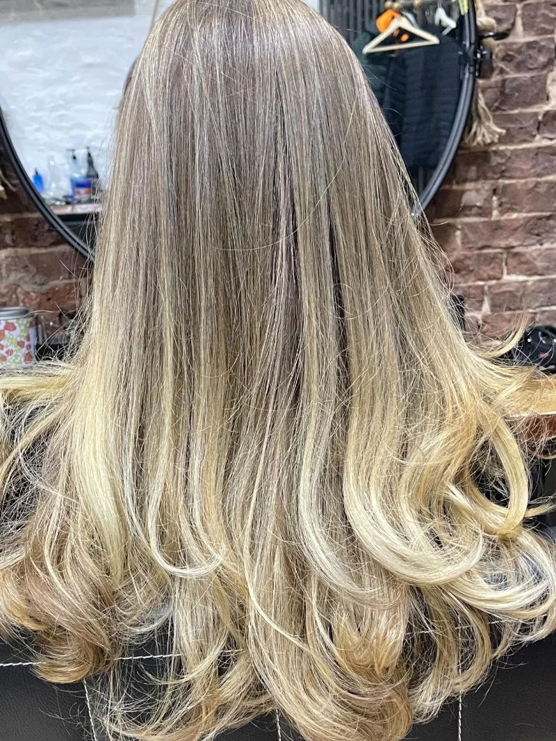Blonde Balayage mit weichen Wellen bei AG Haarwelt