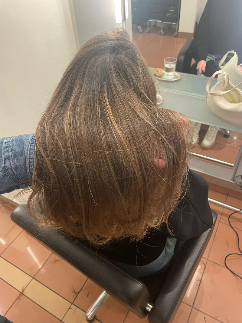 Langes braunes Haar mit dezenter Balayage bei AG Haarwelt